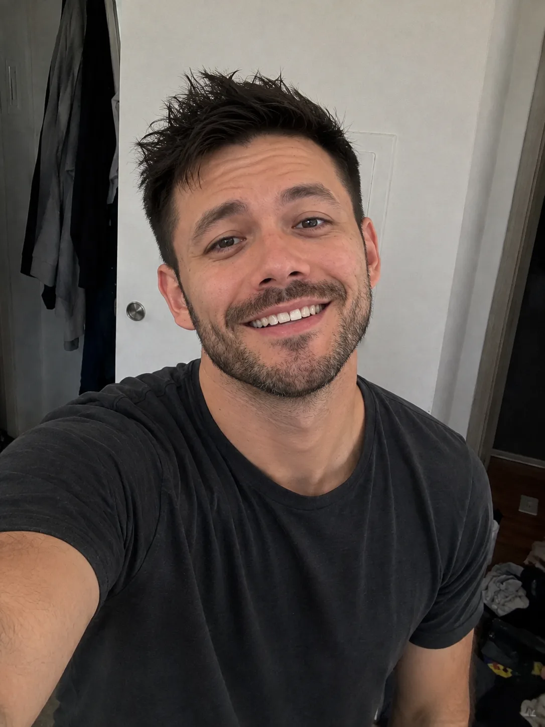 Man's original selfie before AI dating photo transformation - set 4, photo 1
